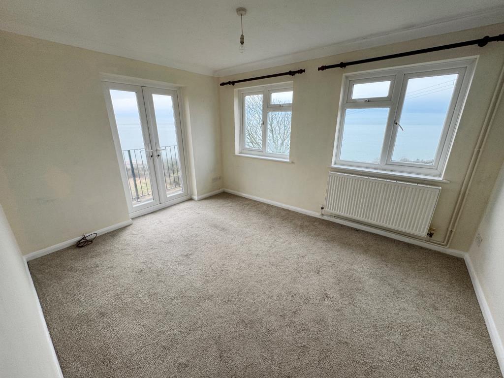 Lot: 103 - TWO-BEDROOM FLAT WITH SEA VIEWS AND SHARE OF FREEHOLD - Living room
